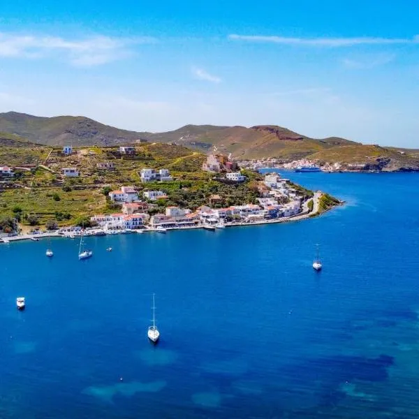 Amazing 2 bedroom apartment overlooking the Marina of Vourkari, hotel v destinaci Vourkari
