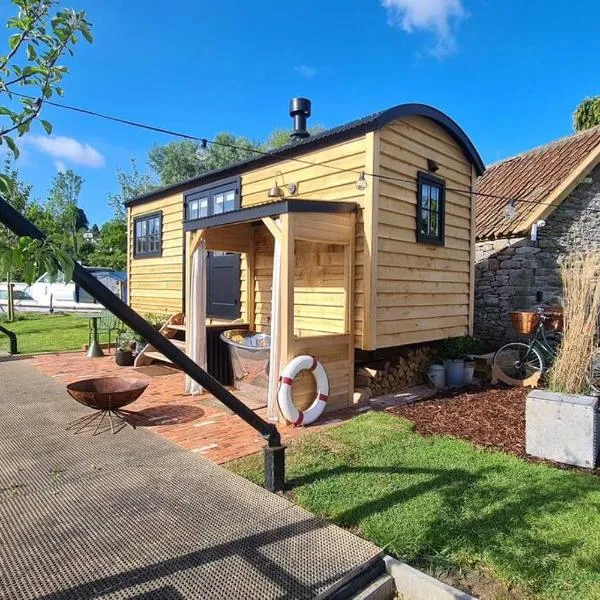 Viesnīca Island Hut - Outdoor bath tub, firepit and water equipment pilsētā Saltford
