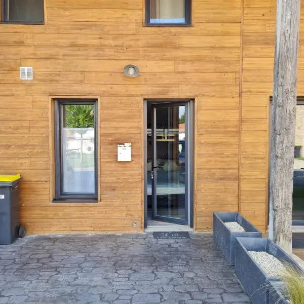 Studio 35m2 dans joli village proche mer, hotel in Saint-Christophe