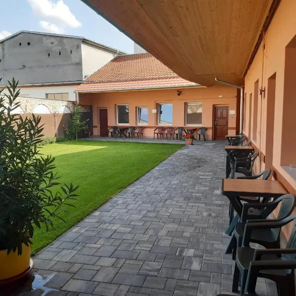 Apartman Fortuna, hotel em Štúrovo