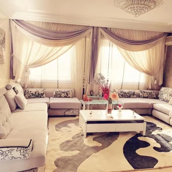 Grand Appartement à 5 min de la mer et de la mosqué hassan II de Casablanca, hotel in Casablanca