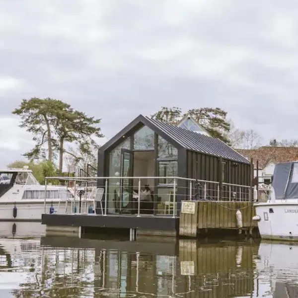Water Cabin With Water Sports Equipment and Bikes, Bath, hotel di Bristol