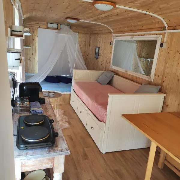 Maringotka Domov -Tiny house, hotel di Pecka