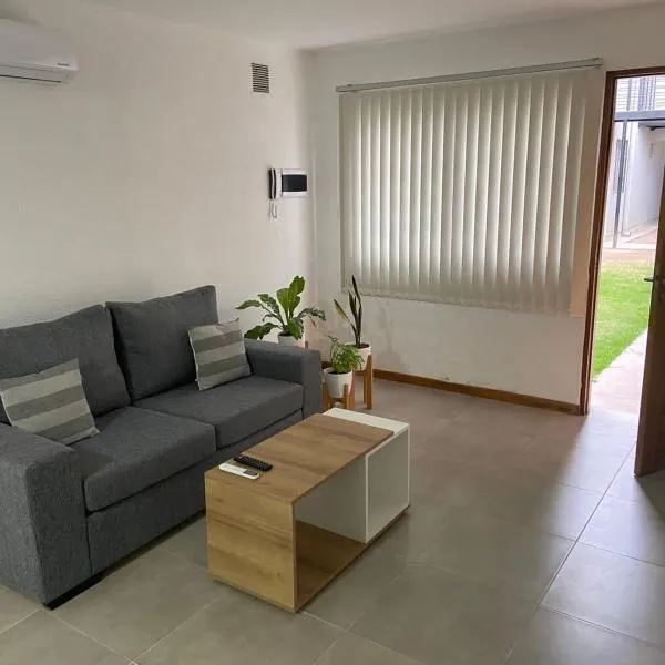 Departamento 2 habitaciones planta baja Hasta 4 huéspedes, hotel en Tunuyán