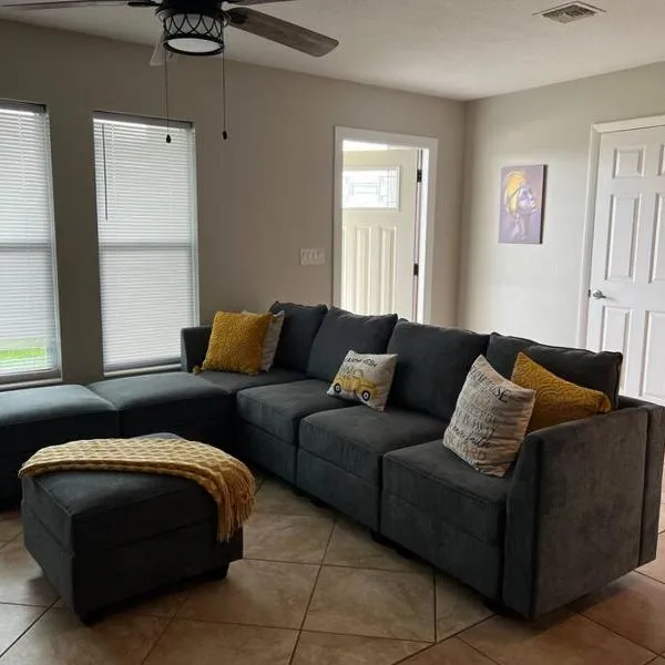 Charming Two-Bedroom Home Quiet and Cozy ., ξενοδοχείο σε Lehigh Acres