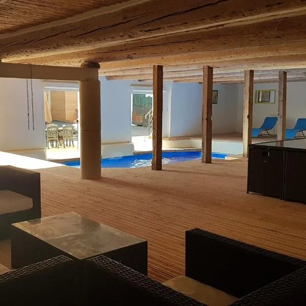 Maison 3 chambres avec piscine couverte, hotelli kohteessa Lespignan