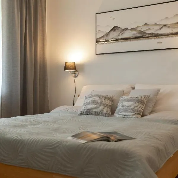 Fresh Apartment with Terrace + Free Parking, hotel ve uŠtýrském Hradci