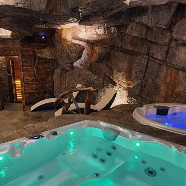 Luksusowy domek w Osadzie Jaworzyna z jaskinią SPA、Tokarniaのホテル