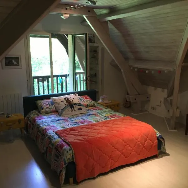 Chambre avec balcon et salle de bains privée、Bouloireのホテル