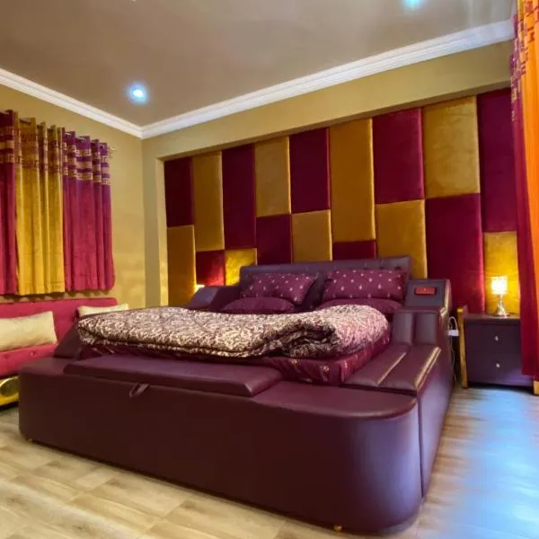 ALI Luxury & Executive Apartments & Cottages Near PC Bhurban - Cooling & Heating Inverter-Gas Blow Heater-Full Kitchen-Mountain View-Lawn-Play Area-55 inches LED-WIFI-Lift- Free Breakfast, hotel v destinaci Murree