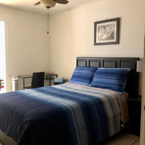 Room near Airport/ Cerca del Aeropuerto, ξενοδοχείο σε Santiago Este