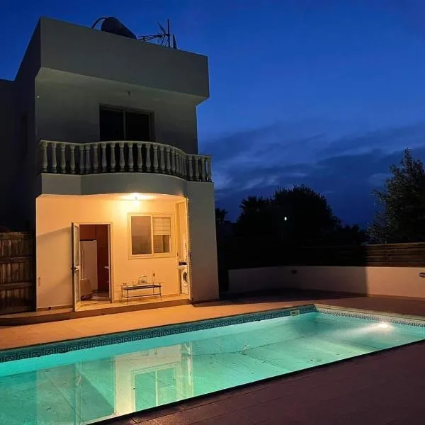 Cheerful 2-bedroom Villa with private pool, hotel in Anarita