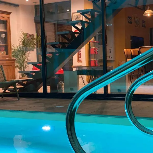 Loft Spa Reims-fr 250m2 privatifs, piscine intérieure chauffée, spa et parking: Tinqueux şehrinde bir otel