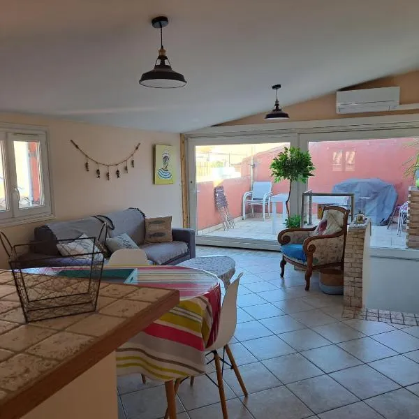 La tropezienne, Duplex 73 m2, 100 m du port, climatisation, grande terrasse – hotel w mieście Sanary-sur-Mer