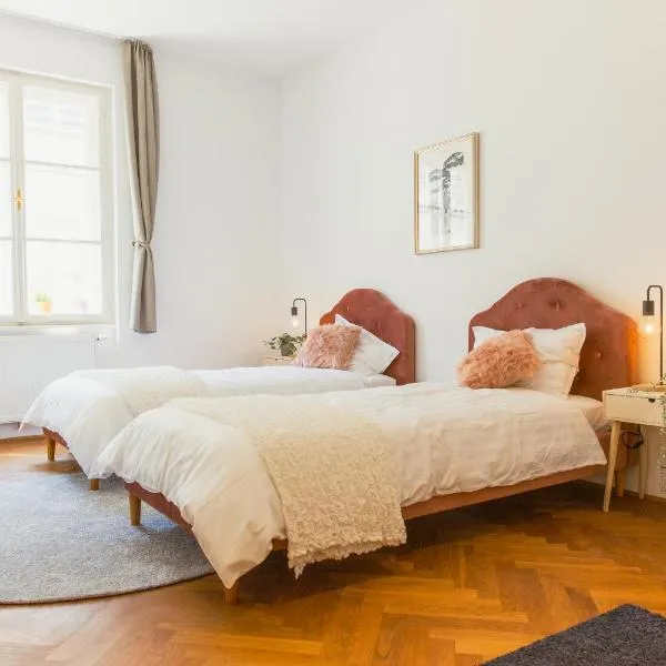 Top location CITY CENTRE CONDO in historic building with free garage PARKING, khách sạn ở Ljubljana