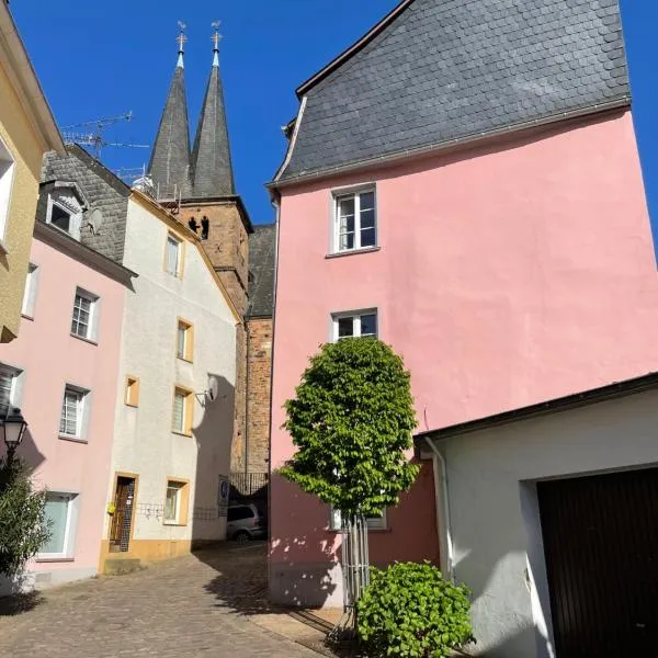 Uriges Ferienhaus in der Altstadt von Saarburg mit Sauna, Kinderspielecke, 1000Mbit Wlan, 1 Minute vom Wasserfall entfernt, готель у місті Саарбург