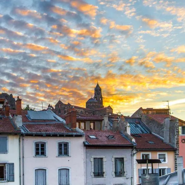 Garage, 2 chambres, balnéo, 2 SDB, 2WC, vue sur les monuments, hotel in Le Puy en Velay