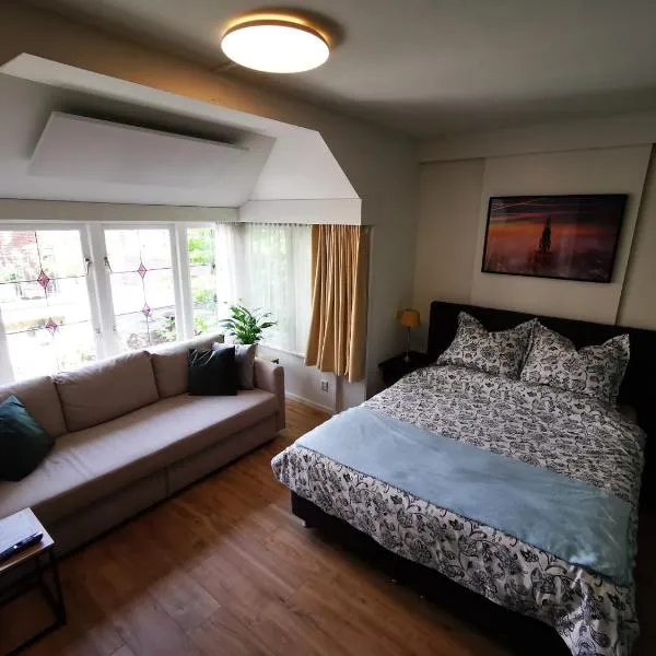 Unique Courtyard House with Sauna in Alkmaar city center, hotel v destinaci Alkmaar