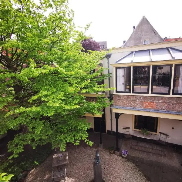 Unique Courtyard House with Sauna in Alkmaar city center, hotel in Alkmaar