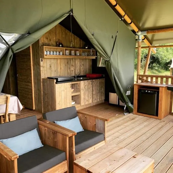 Safari tent lodges with a beautiful view at Lot Sous Toile, hotel v destinaci Montamel