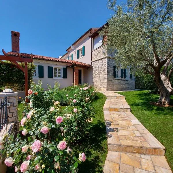 Luxury VILLA LE ROSE, hotel in Poreč