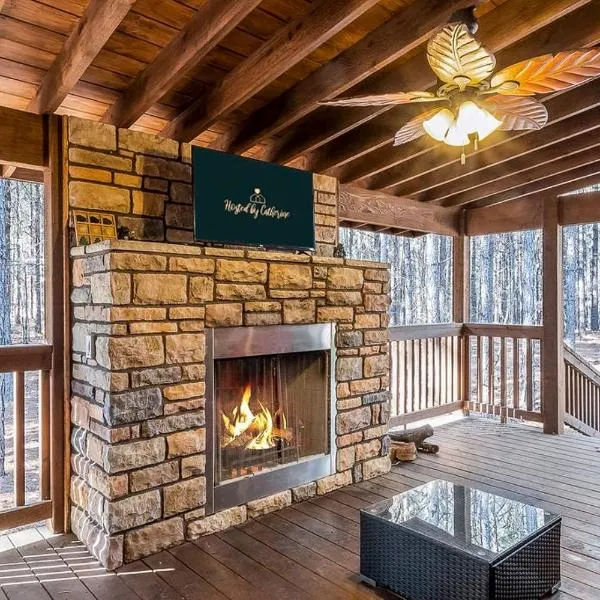 Large Luxury 2BR Cabin w Hot Tub Double Trouble was designed for fun comfort and memories minutes from buzzling Hochatown and beautiful Beaver Bend State Park, hotel em Stephens Gap
