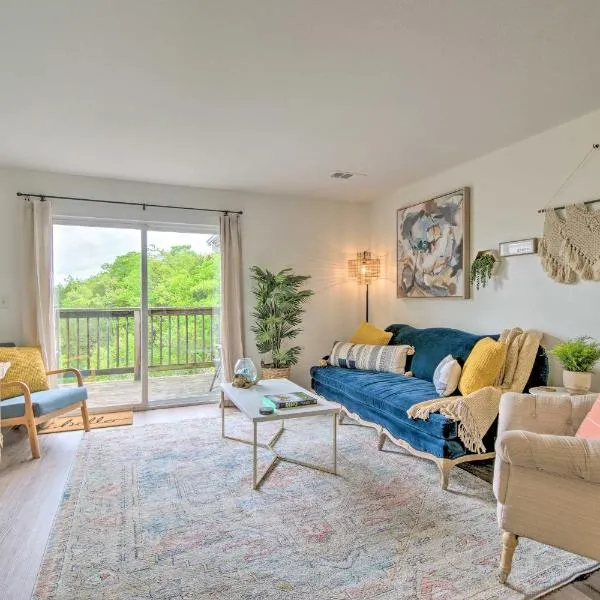 Cozy Branson Retreat with Balcony, 2 Mi to 76 Strip, хотел в Бренсън