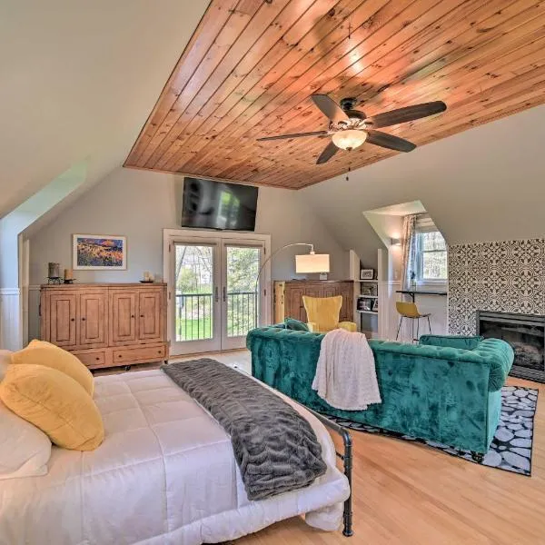 Stylish Studio with Fireplace about 3 Mi From Dtwn!, hotel v destinaci Saratoga Springs