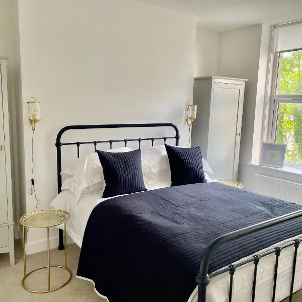 Seaview flat with balcony, spacious 2 bedroom, hotel v destinaci Worthing