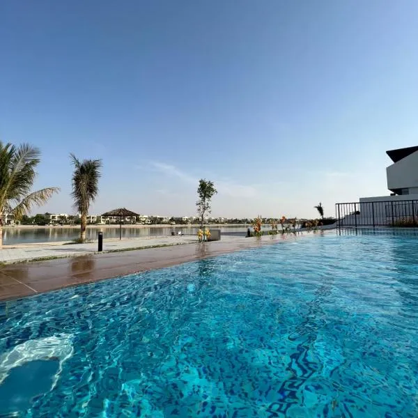 Relaxing villa with access to pool and beach โรงแรมในAl Jazirah al Hamra'