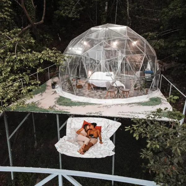 Domos Mirador Romantic Private Honeymoon Glamping, hotel v destinaci Miramar
