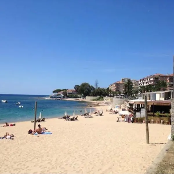 Ajaccio magnifique T2 37m2 centre ville vue mer au bord de la plage Neuf 4 couchages balcon parking privé fermé Clim wifi, hotel in Ajaccio