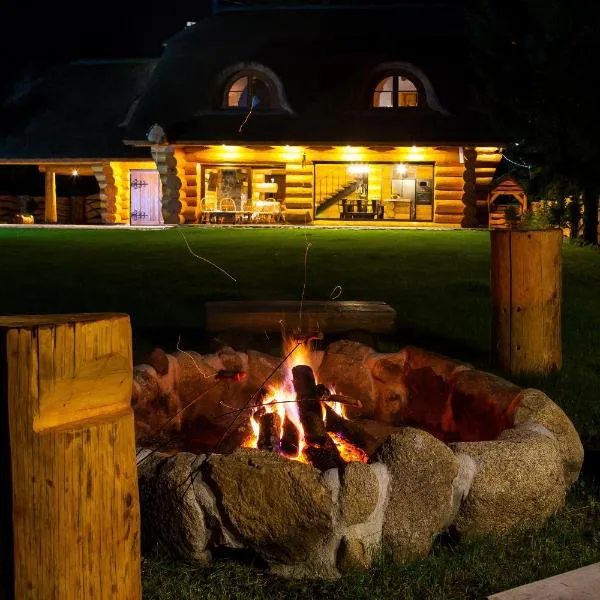 SASKI ZAKĄTEK, WAKACJE W BAJKOWYM DOMKU!!! MAZURY, SAUNA, JEZiORO, POMOST,, hotel in Warchały