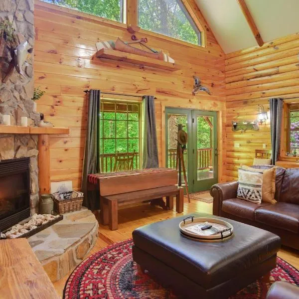 Tree Top Lodge - Gorgeous Lake Cabin with Hot Tub & Magnificent Views of Forests and Mountains! cabin, hotel in Butler