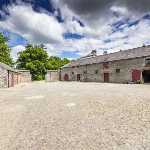 2 Bed Courtyard Apartment at Rockfield House Kells in Meath - Short Term Let, hotell i Kells