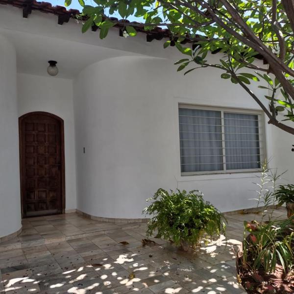 Casa em bairro residencial próxima ao centro e HB