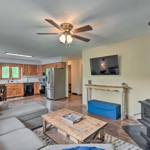 Pet-Friendly Waynesville Home with Mountain Views!, hotel di Waynesville