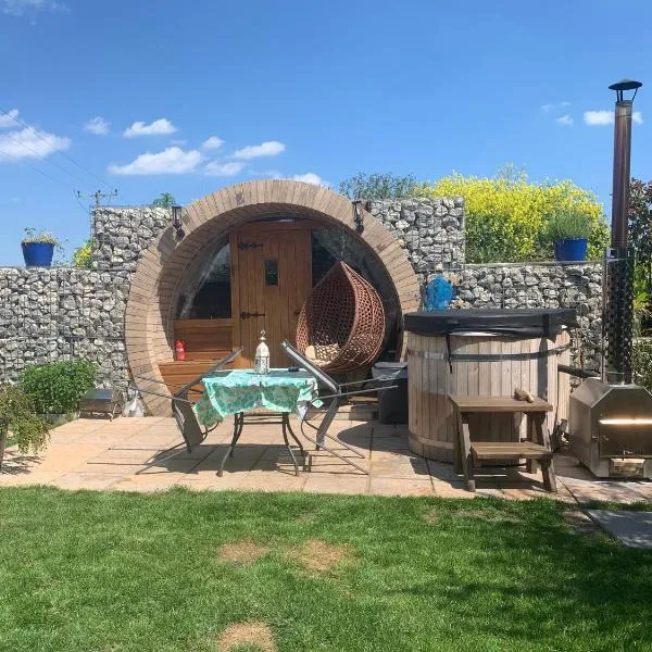 Romantic escape luxury hobbit house with hot tub, hotell sihtkohas Sheerness