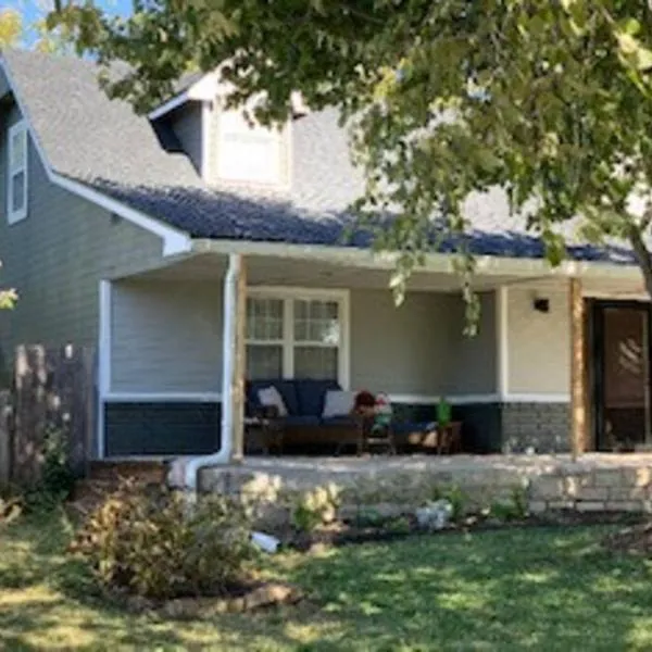 WOW! Spacious Retreat & amazing yard 2400+4bd/3bth, hotel in Wichita