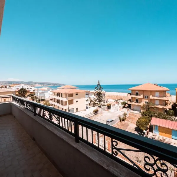 5 Stars - SEA FRONT APARTMENTS, hotel Marina di Strongoli városában