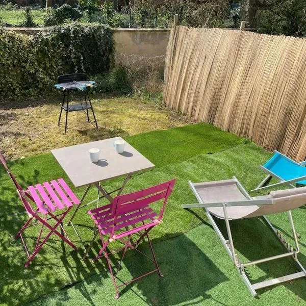Appartement Cosy avec jardin privatif et garage, hotel in Fontainebleau