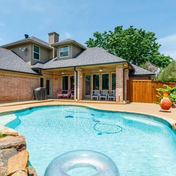 Executive Family Home with Pool in Keller, DFW by HomeStayPros, hotel v destinaci Keller