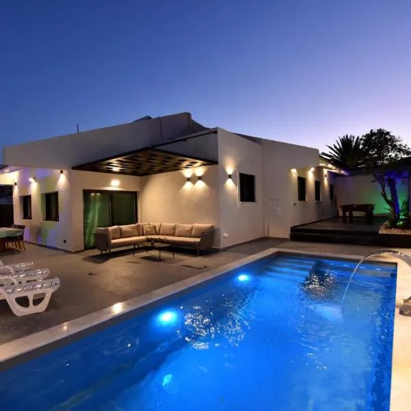 White-Private pool Luxury Villa Eilat, hotel in Eilat