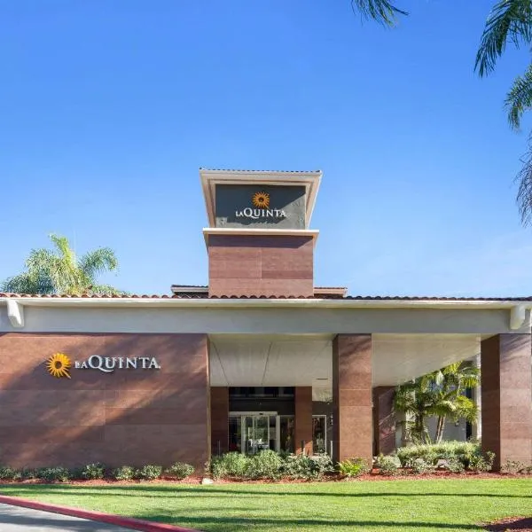 La Quinta by Wyndham Orange County Airport, hotel di Santa Ana