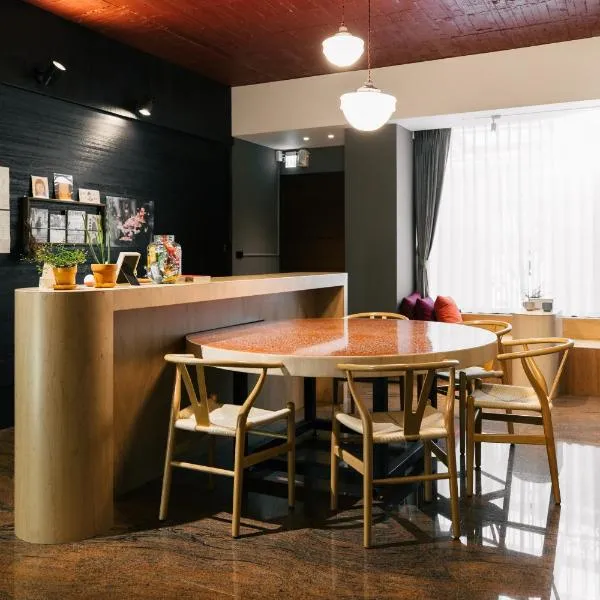 珍遇珍寓 June June House-台南包棟民宿 8-14人可包棟-雙人房可訂-台南住宿電梯民宿, hotel in Tainan