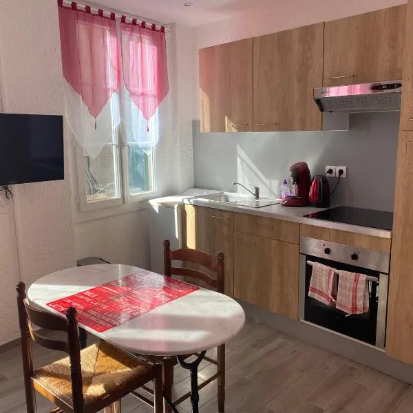 studio avec wifi à 50 m de la plage dans une rue piétonne, hôtel à Collioure