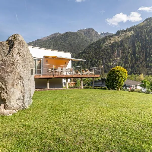 Ferienhaus Bergpanorama mit Sauna & großem Garten, khách sạn ở Flattach