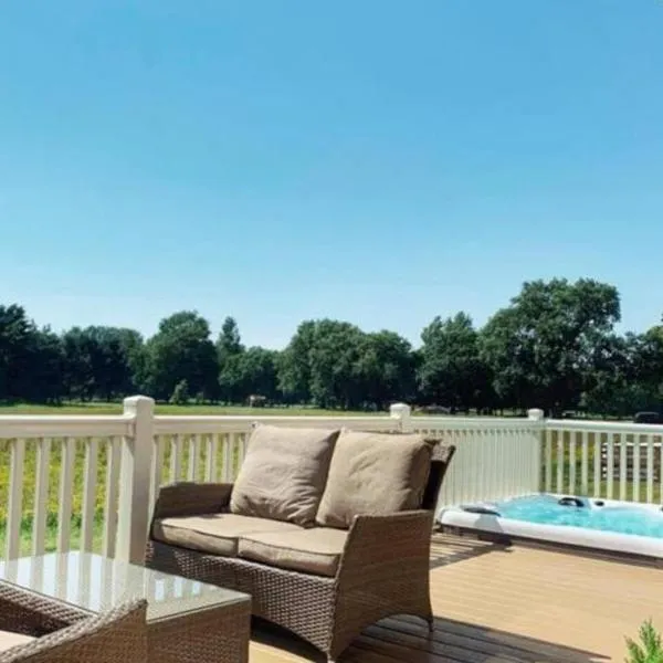 Heathery Lodge with Hot Tub, khách sạn ở York