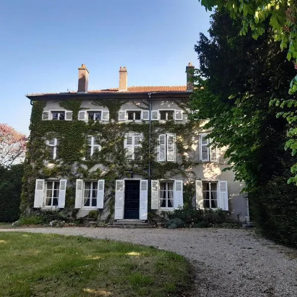 Logis HOTEL DU PARC, hotel in Sainte-Geneviève