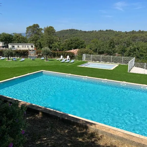 Joli Mobil-Home de Vacances, Ideal pour les familles, hotel v destinaci Rocbaron